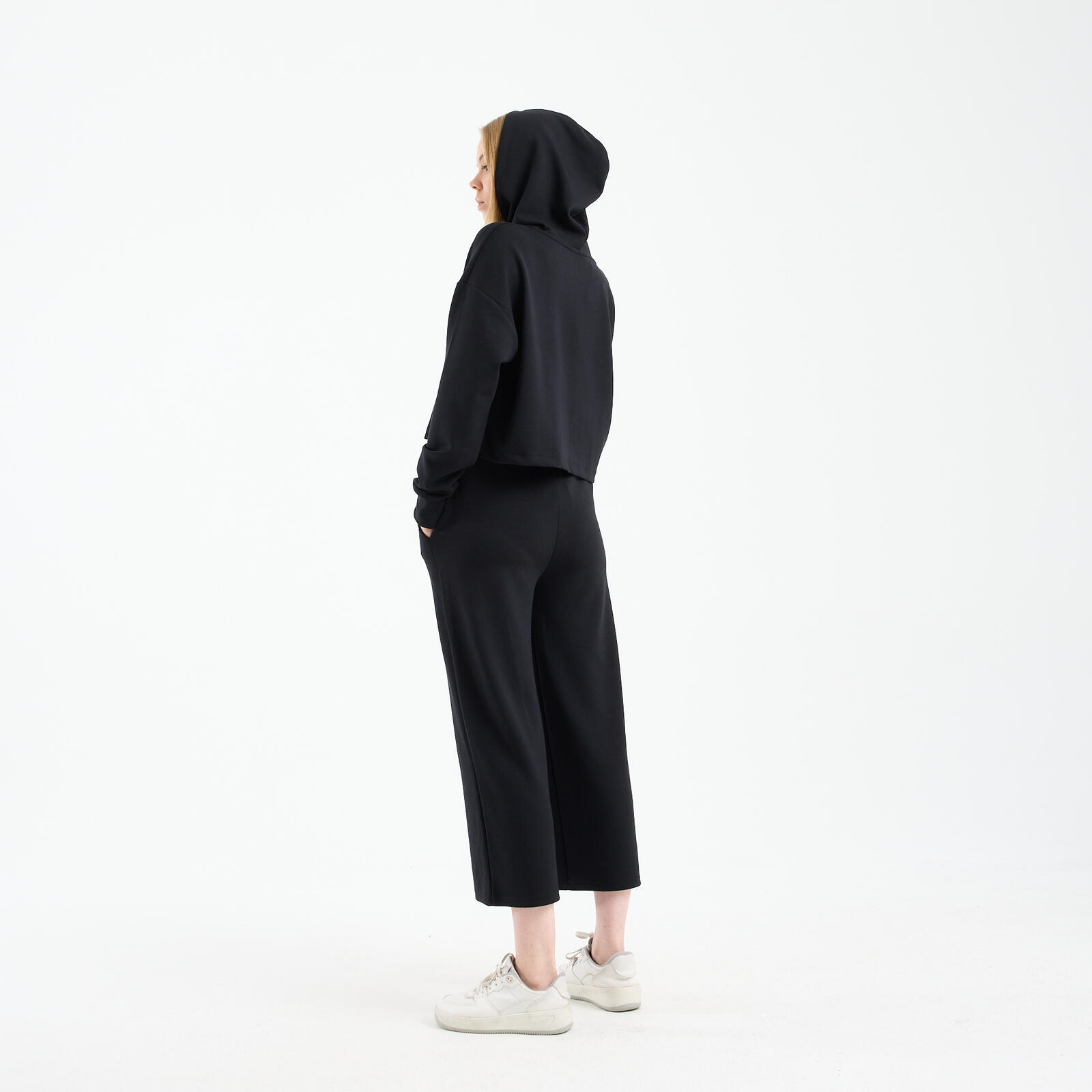 Kadın Siyah Kısa Kapüşonlu Sweatshirt