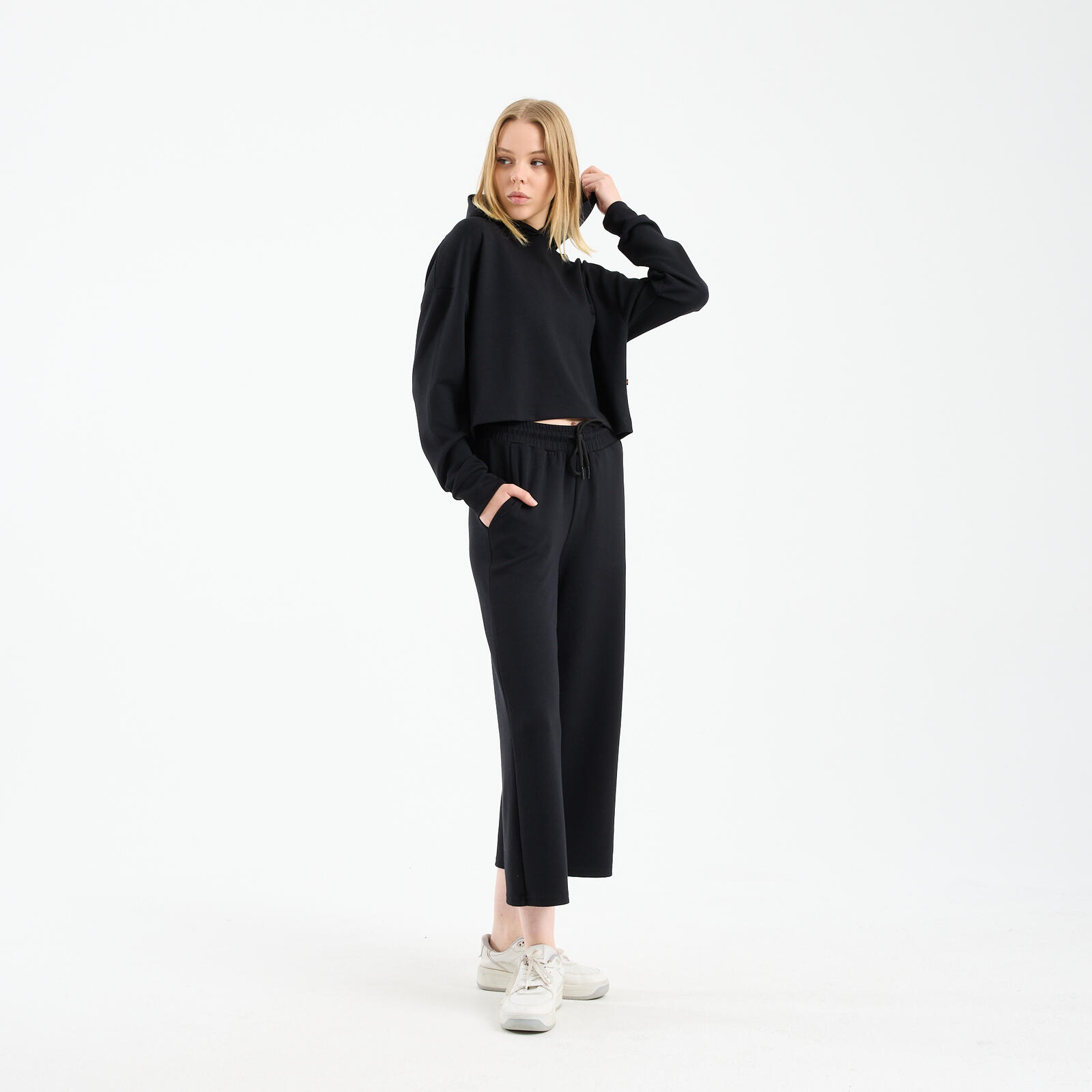Kadın Siyah Kısa Kapüşonlu Sweatshirt